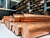 Kupfer ist für unsere moderne Gesellschaft absolut unverzichtbar. In diesem Artikel finden Sie den aktuellen Kupferpreis, die Nutzung des Metalls und wo es herkommt..