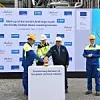 BASF, Sabic und Linde haben in Ludwigshafen eine Demonstrationsanlage für großtechnische elektrisch beheizte Steamcracker-Öfen eingeweiht. Diese ist vollständig in die bestehenden Steamcracker-Anlagen des Standorts integriert und soll Olefine produzieren.Die mit 6 MW betriebene Anlage zur Produktion von Ethylen, Propylen und gegebenenfalls auch höheren Olefine aus gesättigten Kohlenwasserstoff-Einsatzstoffen soll nun – nach insgesamt drei Jahren Entwicklungs-, Konstruktions- und Bauzeit – in den Regelbetrieb gehen. Dieser dient dem Ziel, Daten und Erfahrungen über das Materialverhalten und die Prozesse unter kommerziellen Betriebsbedingungen für die abschließende Entwicklung zur industriellen Marktreife zu sammeln. In zwei separaten Demonstrationsöfen werden zwei unterschiedliche Beheizungskonzepte getestet. Bei der direkten Beheizung liegt in einem der Öfen elektrischer Strom direkt an den Spaltrohren an. Der zweite Ofen verfügt über eine indirekte Beheizung, die Strahlungswärme von um die Rohre herum angeordneten Heizelementen nutzt. Die beiden elektrisch beheizten Öfen verarbeiten zusammen etwa 4 t Kohlenwasserstoff-Rohstoff pro Stunde. Die dafür benötigten 6 MW werden aus erneuerbarer Energie gewonnen. „Mit der Entwicklung von elektrisch betriebenen Steamcracker-Öfen bekommen wir Zugang zu einer Schlüsseltechnologie, die helfen kann, die Treibhausgasemissionen in der chemischen Industrie deutlich zu reduzieren“, so Dr. Martin Brudermüller, Vorstandsvorsitzender der BASF SE. Das Projekt wurde vom Bundesministerium für Wirtschaft und Klimaschutz im Rahmen des Förderprogramms