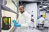 Ein Wissenschaftler bei Evonik arbeitet im Asia Research Hub in Singapur mit einem 3-D-Drucker