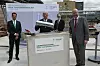 Gemeinsam haben der hessische Ministerpräsident Volker Bouffier, die Infraserv-Geschäftsführer Jürgen Vormann und Dr. Joachim Kreysing sowie Andre Hawkridge, verantwortlicher Projektleiter bei Infraserv Höchst, symbolischen den Grundstein für die neue Gasturbinen-Anlage im Industriepark Höchst gelegt.