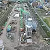 Luftbild der Baustelle, Baufortschritt der Ethenolyse-Anlage von Verbio in Bitterfeld, im Vordergrund die aufgestellte Destillationskolonne