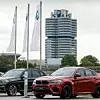 BMWs mit Firmengebäude
