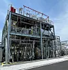 Sumitomo Chemical hat im japanischen Sodegura eine Pilotanlage in Betrieb genommen, in der der Konzern Propylen aus Ethanol statt aus Naphtha herstellen will. Ziel ist es, das Verfahren bis Anfang der 2030er Jahre zu kommerzialisieren.