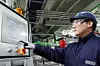 Wacker Chemie hat im japanischen Tsukuba und im südkoreanischen Jincheon je eine Produktionsanlage für Spezialsilicone in Betrieb genommen. Im Zuge der Kapazitätserweiterungen hat das Unternehmen insgesamt einen zweistelligen Millionenbetrag investiert. Die Anlagen sollen den – vor allem vor Ort – steigenden Bedarf an Spezialsiliconen aus der Automobil- und Bauindustrie bedienen. „Über 40 Prozent unseres Umsatzes erzielen wir in dieser Region. Unser Geschäft in Japan und in Südkorea leistet dazu einen signifikanten Beitrag“, erklärt Angela Wörl, die im Wacker-Vorstand unter anderem das Asiengeschäft verantwortet. Anwender aus der Automobilindustrie, speziell im Bereich Elektromobilität, stehen bei der Kapazitätserweiterung am japanischen Standort Tsukuba im Fokus. Dort wurde ein neues Produktionsgebäude eröffnet, in dem sogenannte thermische Interface-Materialien (TIM) auf Siliconbasis hergestellt werden. Bei solchen Materialien handelt es sich um Siliconkautschuke, die bei der Compoundierung mit diversen Additiven und Füllstoffen wärmeleitfähig modifiziert wurden. Als sogenannte Gap-Filler kommen sie außer in der Auto- auch in der Elektronikindustrie zum Einsatz und dienen dem effektiven Wärmemanagement elektrischer Komponenten. Beispielsweise sind die Batterien von Elektroautos in Siliconvergussmassen eingebettet. So ist eine kontrollierte Abfuhr der beim Betrieb entstehenden Wärme sichergestellt und die Antriebsbatterie vor Überhitzung geschützt. Im Zuge des weltweiten Trends in Richtung Elektromobilität ist auch in Asien mit einer verstärkten Nachfrage nach solchen Siliconen zu rechnen, japanische Automobilzulieferer investieren derzeit massiv in diesen Sektor. „Mit dem Hochleistungswerkstoff Silicon lassen sich neue, innovative Lösungen in der Elektromobilität entwickeln, sei es bei Hybridkabeln oder beim Wärmemanagement, dem Verguss von elektronischen Bauteilen oder in der Batteriesicherheit“, so Wacker-Vorstand Christian Kirsten. Das Unternehmen stellt am Standort Tsukuba im Rahmen des 1999 gegründeten Gemeinschaftsunternehmens Wacker Asahikasei Silicone Siliconprodukte her, betreibt ein Kompetenzzentrum und ein internationales Schulungszentrum für Siliconanwendungen. Am koreanischen Standort Jincheon fertigt Wacker seit 2010 Silicondichtstoffe für die Bauindustrie und seit 2012 auch Spezialsilicone, Flüssigsilicon-Kautschuke und Siliconelastomere für die Automobil- und Elektroindustrie. Beliefert werden Anwender in ganz Asien. Mit der neu in Betrieb genommenen Fertigungslinie erhöht sich nun die Produktionskapazität am Standort signifikant. „Diese Investitionsmaßnahme trägt ganz wesentlich dazu bei, dass wir den steigenden Bedarf in Asien langfristig bedienen können“, erklärt Kirsten.