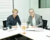 Prof. Dr. h. c. Josef Gerstner, Geschäftsführer KTR (rechts), und Dipl.-Ing. Alexander Remes, Vorstandsvorsitzender EM Brake Systems AG (links), bei der Vertragsunterzeichnung (Bild: KTR)
