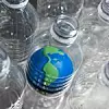 Weltkugel in Plastikflasche - Die Welt braucht effizientes Kunststoff-Recycling