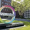 Covestro-Logo vor Headquarter in Leverkusen
