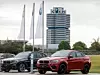 BMWs mit Firmengebäude