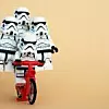 Lego-Sturmtruppler auf einem Fahrrad