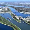 Air Products hat den Baubeginn einer Anlage für blauen Wasserstoff am bestehenden Wasserstoffproduktionsstandort im niederländischen Rotterdam verkündet. Sie soll 2026 in Betrieb gehen und unter anderem die Rotterdamer Raffinerie von Exxonmobil bedienen.Neben besagter Raffinerie will Air Products mit der kommenden Anlage, die laut Betreiber Europas größte Produktionsstätte für blauen Wasserstoff sein wird, weitere Kunden über das firmeneigene Wasserstoffleitungsnetz bedienen. Das Abscheidesystem soll CO2 aus der bestehenden Wasserstoffanlage von Air Products und der Raffinerie von Exxonmobil in Rotterdam erfassen. Die kommende Anlage soll mit dem Porthos-System verbunden sein, einem Konsortium, das das erste niederländische CO2-Transport- und Speichersystem in großem Maßstab entwickelt und kürzlich die endgültige Investitionsentscheidung erhalten hat. Neben Kohlendioxid aus anderen Industriebetrieben im Rotterdamer Hafen soll das erfasste CO2 zu erschöpften Erdgasfeldern in der Nordsee transportiert werden. Etwa 20 km vor der Küste soll es 3 km unter dem Meeresboden dauerhaft gespeichert werden. Porthos ermöglicht es Air Products, seine CO2-Emissionen im Hafen von Rotterdam um mehr als die Hälfte zu reduzieren. Dies hilft dem Unternehmen bei der Erreichung der Zielvorgaben des niederländischen Klimaabkommens. Gleichzeitig arbeitet Air Products laut eigener Aussage daran, seine Aktivitäten und die seiner Kunden weiter zu dekarbonisieren, indem grüner Wasserstoff aus importierten erneuerbaren Energien im Hafen von Rotterdam verfügbar wird. Das Projekt wird im Rahmen langfristiger Vereinbarungen mit Exxonmobil und dem niederländischen Staat durchgeführt. Air Products blauer Wasserstoff soll Kunden bei der Industrie- und Mobilitätswende helfen und gleichzeitig Arbeitsplätze in einem bedeutenden Industriegebiet schaffen und erhalten. Laut Dr. Samir J. Serhan, COO von Air Products, suchen Industrieunternehmen in Rotterdam „ständig nach Möglichkeiten, Synergien zu realisieren, Skaleneffekte zu erzielen, die Energieeffizienz zu steigern und letztendlich zu dekarbonisieren.“