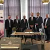 Sieben Männer in Anzügen stehen in einem Raum; Batterierecycling, Lithium-Ionen-Batterien, Konsortium, Fraunhofer IST, TU Braunschweig, H.C. Starck Tungsten, Masan High-Tech Materials Group, TU Clausthal,
