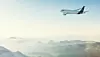 Lufthansa-Flugzeug über grüner Landschaft