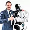 Mann im Anzug umarmt einen Roboter und macht Daumen hoch