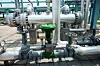 Teil einer Chemieanlage mit Ventilen im Vordergrund