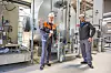 Zwei Mitarbeiter vor elektrischem Heizkessel