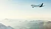 Lufthansa-Flugzeug über grüner Landschaft