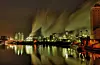 Industriepark bei Nacht, vom Fluss aus fotografiert