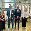 Das Chemieunternehmen Evonik hat am Standort Rheinfelden eine Demonstrationsanlage für grünen Wasserstoff in Betrieb genommen. Diese entstand in Kooperation mit dem Fraunhofer-Institut für Grenzflächen- und Bioverfahrenstechnik IGB.Die Smart-Bio-H2-BW genannte Anlage nutzt in der Produktion anfallende Spülwässer und Reststoffe, um daraus mithilfe zweier gekoppelter biotechnologischer Verfahren grünen Wasserstoff und organische Grundstoffe herzustellen. Die Anlage wurde vom Fraunhofer-Institut für Grenzflächen- und Bioverfahrenstechnik IGB konzipiert, geplant und aufgebaut. Sie besteht aus zwei gekoppelten Verfahrensmodulen zur biotechnologischen Produktion von Wasserstoff: der fermentativen Dunkelphotosynthese durch Purpurbakterien und einem zweistufigen Prozess mit Mikroalgen.
