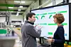 Mitarbeitende in Smart Factory vor einem Daten-Display