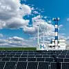 Solaranlage und Windräder neben Wasserstoff-Elektrolyseur