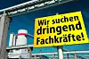 Schild: Wir suchen dringend Fachkräfte!