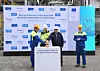 BASF, Sabic und Linde haben in Ludwigshafen eine Demonstrationsanlage für großtechnische elektrisch beheizte Steamcracker-Öfen eingeweiht. Diese ist vollständig in die bestehenden Steamcracker-Anlagen des Standorts integriert und soll Olefine produzieren.Die mit 6 MW betriebene Anlage zur Produktion von Ethylen, Propylen und gegebenenfalls auch höheren Olefine aus gesättigten Kohlenwasserstoff-Einsatzstoffen soll nun – nach insgesamt drei Jahren Entwicklungs-, Konstruktions- und Bauzeit – in den Regelbetrieb gehen. Dieser dient dem Ziel, Daten und Erfahrungen über das Materialverhalten und die Prozesse unter kommerziellen Betriebsbedingungen für die abschließende Entwicklung zur industriellen Marktreife zu sammeln. In zwei separaten Demonstrationsöfen werden zwei unterschiedliche Beheizungskonzepte getestet. Bei der direkten Beheizung liegt in einem der Öfen elektrischer Strom direkt an den Spaltrohren an. Der zweite Ofen verfügt über eine indirekte Beheizung, die Strahlungswärme von um die Rohre herum angeordneten Heizelementen nutzt. Die beiden elektrisch beheizten Öfen verarbeiten zusammen etwa 4 t Kohlenwasserstoff-Rohstoff pro Stunde. Die dafür benötigten 6 MW werden aus erneuerbarer Energie gewonnen. „Mit der Entwicklung von elektrisch betriebenen Steamcracker-Öfen bekommen wir Zugang zu einer Schlüsseltechnologie, die helfen kann, die Treibhausgasemissionen in der chemischen Industrie deutlich zu reduzieren“, so Dr. Martin Brudermüller, Vorstandsvorsitzender der BASF SE. Das Projekt wurde vom Bundesministerium für Wirtschaft und Klimaschutz im Rahmen des Förderprogramms