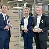 Werner & Mertz Inhaber Reinhard Schneider spricht mit Alpla Chairman Günther Lehner und Alpla CEO Philipp Lehner über zukünftige gemeinsame Projekte im Rahmen der Recyclat-Initiative.