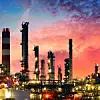 Chemieanlagen in der Dämmerung