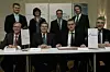 Vertragsunterzeichnung: Dr. Dieter Gentzcke, Dr. Roland Mohr (Infraserv) sowie Dr. Constantin H. Alsheimer und Joachim Zientek, Mainova (vorne) sowie Rainer Nauerz, Sabine Kuhlus, Dr. Heinrich Lienkamp und Alexander Schurz.