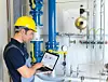 Industriearbeiter überprüft Anlage in einem Werk
