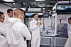 Personen in Schutzanzügen im Festkörperbatterien-Entwicklungszentrum von Umicore in Olen, Belgien; Elektromobilität, Prototyp, Kathode, katholytisch, Batteriematerial