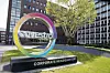 Covestro-Logo vor Headquarter in Leverkusen