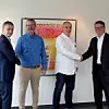 Burim Mirakaj (Mitglied im Verwaltungsrat der Vinci Energies Schweiz AG, Präsident des Verwaltungsrates der Actemium Schweiz AG und der Axians Schweiz AG), Sven Herrmann (Managing Director SI-TEC), Michael Bicik (Lead Engineer SI-TEC) und Stefano Camuso (CEO Axians & Actemium Switzerland) bei der Vertragsunterzeichnung