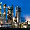 Chemieanlagen bei Nacht