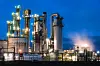 Chemieanlagen bei Nacht