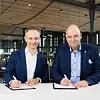 Dr. Dominik Schollenberger, Co-Founder und CTO Turn2X (l.) und Axel Lorenz, CEO Process Automation Siemens (r.), unterzeichnen das Partnerschaftsabkommen