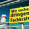 Schild: Wir suchen dringend Fachkräfte!