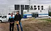Simon Brinkmann und Tim Brandt (v.l.) vor dem Neubau der Elektrolyse-Anlage im Covestro Industriepark Brunsbüttel.