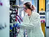 Dame im weißen Arbeitskittel beim Test der Elektrodialyse-Kreisläufe im Pilotwerk Hanau
