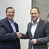 Thorsten Dreier, Technologievorstand von Covestro (rechts), und David Roesser, CEO von Encina, vereinbaren eine langfristige Versorgung mit chemisch recycelten Rohstoffen; Toluol, Benzol, Recycling,Methylendiphenyldiisocyanat, Toluylendiisocyanat
