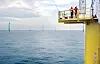 Zwei Arbeiter in einem Offshore-Windpark in der Nordsee.