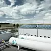 Wasserstofftanks mit Solarmodulen und Windrädern im Hintergrund