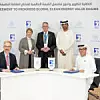 Fünf Personen hinter einem Tisch, zwei sitzen, drei stehen, vor einer Stellwand; Absichtserklärung, memorandum of understanding, Vertrag, ADNOC, Abu Dhabi, Thyssenkrupp Uhde