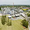 Blick auf einen Chemiepark von oben mit Bäumen im Hintergrund