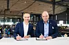 Dr. Dominik Schollenberger, Co-Founder und CTO Turn2X (l.) und Axel Lorenz, CEO Process Automation Siemens (r.), unterzeichnen das Partnerschaftsabkommen