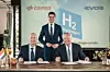 Harry Deans, CEO Evos, Rob Jetten, niederländischer Minister für Klima- und Energiepolitik und stellvertretender Ministerpräsident, und Maarten Wetselaar, CEO Cepsa, Vertragsunterzeichnung in Amsterdam, grünes Methanol, grünes Ammoniak, Wasserstoff-Derivate, Spanien