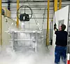 1: Die Funktion der Kältearmaturen wird in einem Bad aus flüssigem Stickstoff getestet