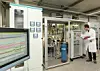 Der weltweit erste und vollständig automatisierte CO2-Elektrolyseur von Siemens erzeugt Kohlenmonoxid und liefert mit Wasserstoff die Hauptnahrung für die Bakterien im Bioreaktor. (Bild: Siemens)