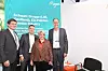 Auf der Kunststoffmesse K forderte der Vorstandsvorsitzende des Kunststoffmaschinenverbands im VDMA, Ulrich Reifenhäuser, die Politik zu strengeren Vorgaben und Regulierungen auf. In der Mitte: Dr. Joanna Drake vom EU-Umweltkommissariat.