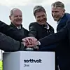 Northvolt hat nahe Heide im Landkreis Dithmarschen den Grundstein für seine Batteriezell-Fabrik Northvolt Drei gelegt. An den Feierlichkeiten zum Baubeginn nahmen unter anderem folgende Personenteil: der schleswig-holsteinische Ministerpräsident Daniel Günther, Botschafterin von Schweden in Deutschland Veronika Wand-Danielsson, Bundeskanzler Olaf Scholz, Bundesminister für Wirtschaft und Klimaschutz Robert Habeck, Northvolt-CEO Peter Carlsson und Northvolt Drei-CEO Christofer. Northvolt will die 15 km von der Nordseeküste entfernte Fabrik mit Windkraft betreiben. Dadurch will das schwedische Unternehmen eine möglichst umweltfreundliche Massenproduktion von Batterien für den Automobil-, Industrie- und Energiesektor etablieren. Northvolt Drei soll etwa 3.000 Mitarbeiter beschäftigen und ab 2026 eine maximale Produktionskapazität von 60 GWh im Jahr aufweisen. Scholz hebt die Bedeutung der kommenden Fabrik für die heimische E-Automobilindustrie hervor: „Die Produktion guter Autos jenseits des Verbrennungsmotors bildet weiterhin das Rückgrat unseres Industriesektors. Dafür benötigen wir Batteriezellen, die in Deutschland, in Europa hergestellt werden.